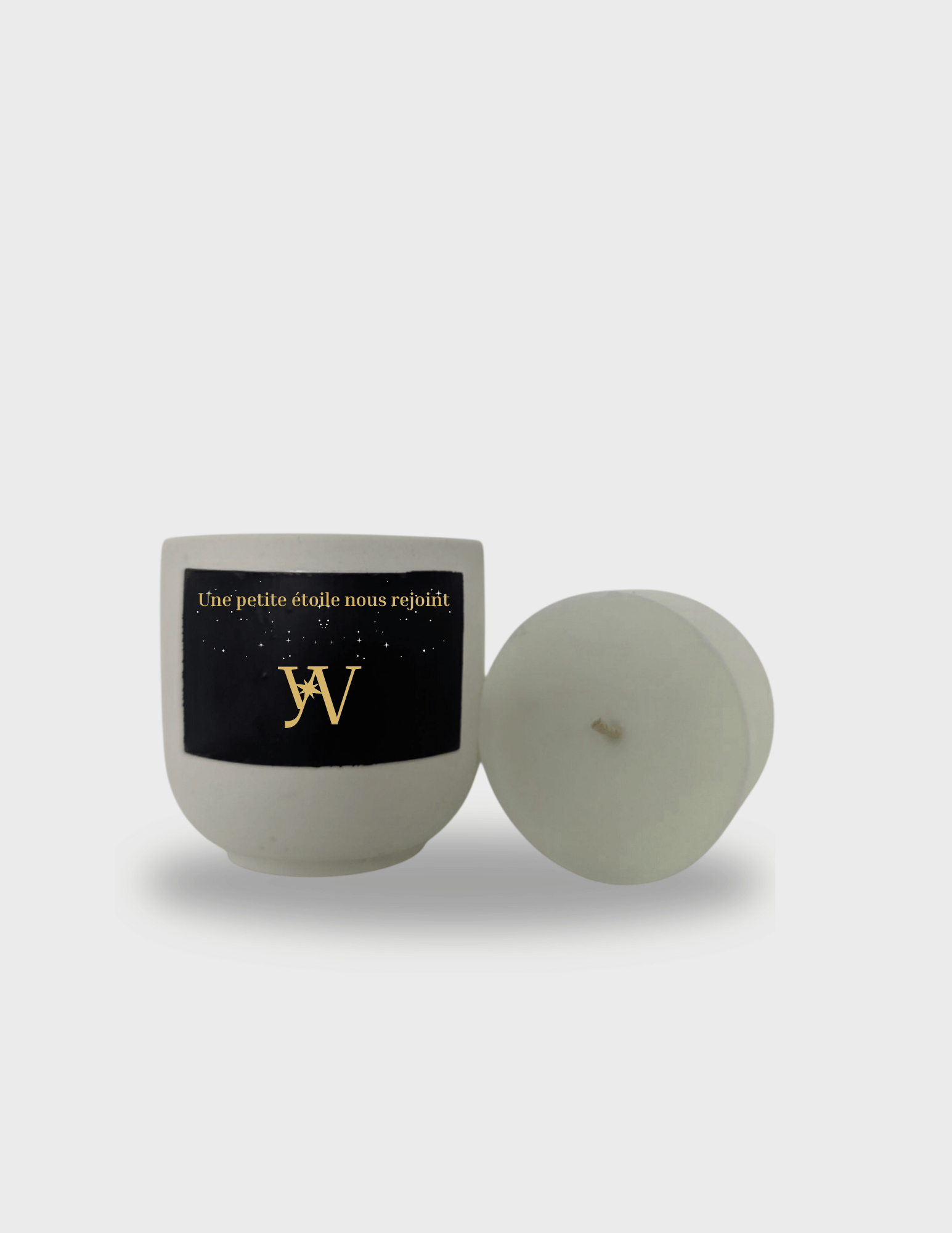 Bougie parfumée artisanale taille M en cire végétale avec pot en jesmonite réutilisable. Message caché révélé à la chaleur : “Une petite étoile nous rejoint”. Fabrication artisanale.