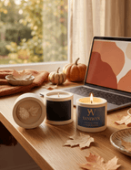 bougie parfumée d'automne avec message caché décoration pomme de pin et feuille.