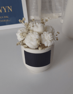 Bougie parfumée artisanale YANIWYN en forme de bouquet de fleurs avec message caché