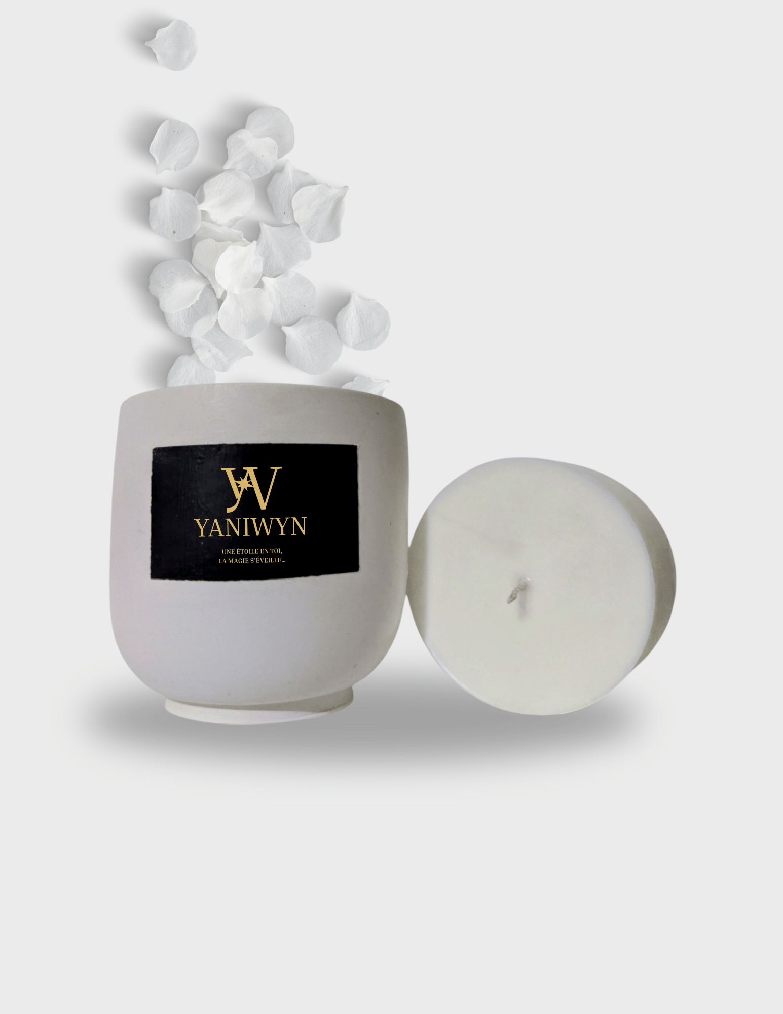 Bougie parfumée artisanale taille L en cire végétale avec pot en jesmonite réutilisable. Parfumée au musc blanc. Message caché révélé à la chaleur : “Une étoile en toi, la magie s'éveille...”. Fabrication artisanale.