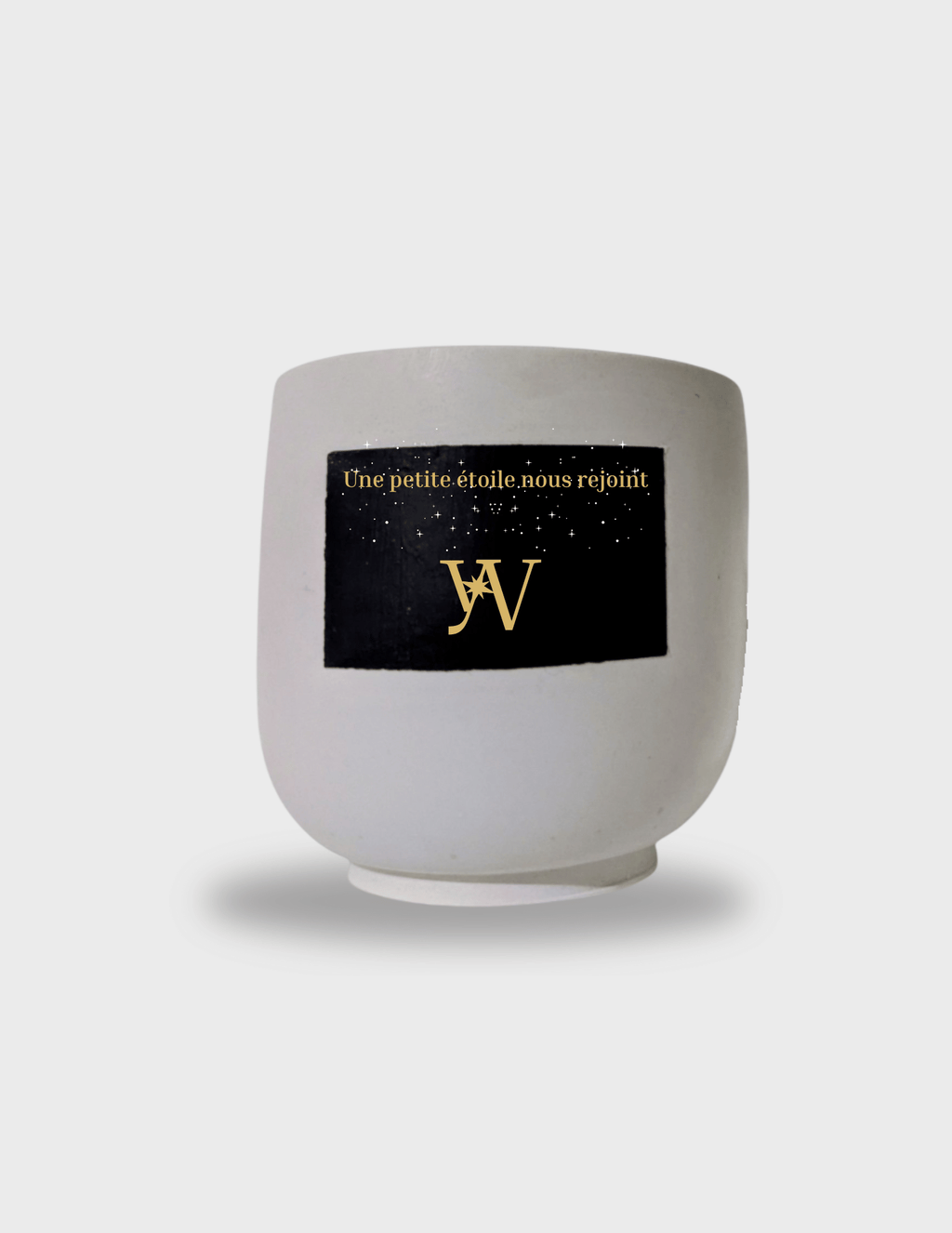 Bougie parfumée artisanale taille L en cire végétale avec pot en jesmonite réutilisable. Parfumée au musc blanc. Message caché révélé à la chaleur : “Une petite étoile nous rejoint”. Fabrication artisanale.