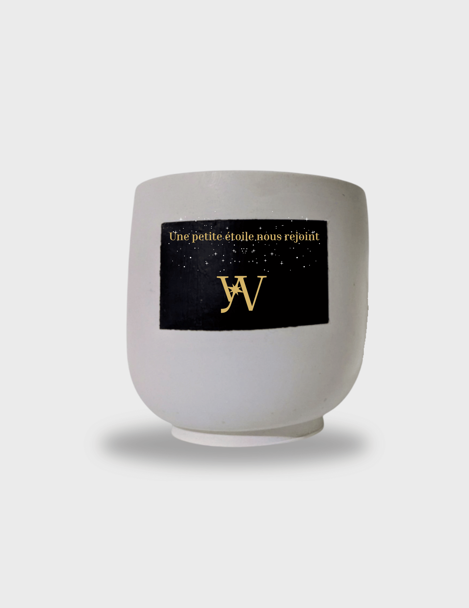 Bougie parfumée artisanale taille L en cire végétale avec pot en jesmonite réutilisable. Parfumée au musc blanc. Message caché révélé à la chaleur : “Une petite étoile nous rejoint”. Fabrication artisanale.