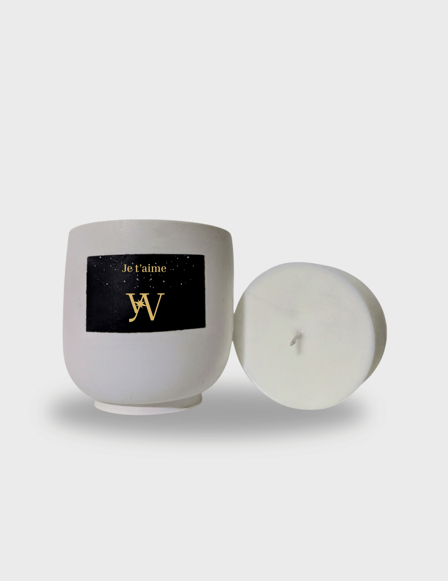 Bougie parfumée artisanale taille L en cire végétale avec pot en jesmonite réutilisable. Parfumée au musc blanc. Message caché révélé à la chaleur : “Je t’aime”. Fabrication artisanale.