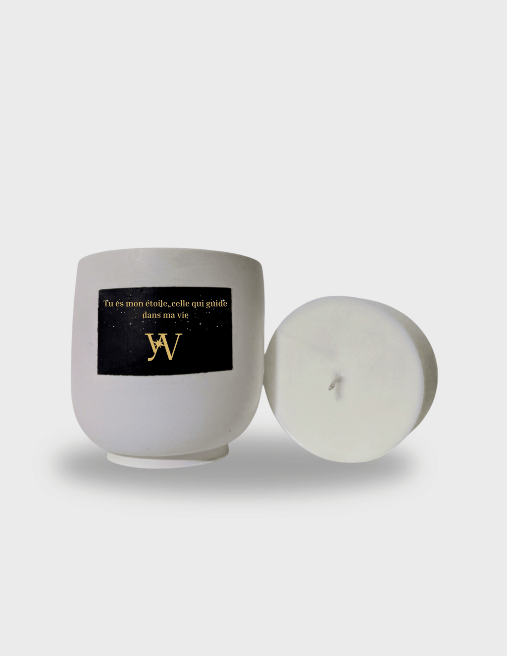 Bougie parfumée artisanale taille L en cire végétale avec pot en jesmonite réutilisable. Parfumée au musc blanc. Message caché révélé à la chaleur : “Tu es mon étoile, celle qui guide dans ma vie”. Fabrication artisanale.