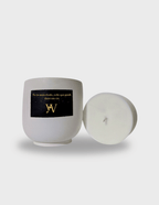 Bougie parfumée artisanale taille L en cire végétale avec pot en jesmonite réutilisable. Parfumée au musc blanc. Message caché révélé à la chaleur : “Tu es mon étoile, celle qui guide dans ma vie”. Fabrication artisanale.
