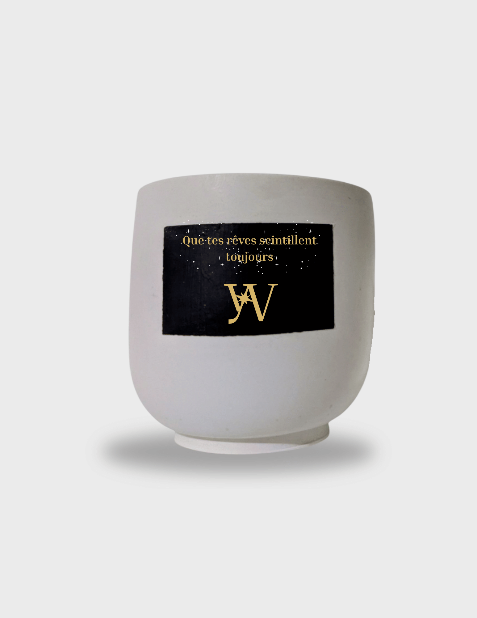 Bougie parfumée artisanale taille L en cire végétale avec pot en jesmonite réutilisable. Parfumée au musc blanc. Message caché révélé à la chaleur : “Que tes rêves scintillent toujours”. Fabrication artisanale.