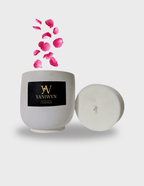 Bougie parfumée artisanale taille L en cire végétale avec pot en jesmonite réutilisable. Parfumée à la fleur de cerisier. Message caché révélé à la chaleur : “Une étoile en toi, la magie s'éveille...”. Fabrication artisanale.