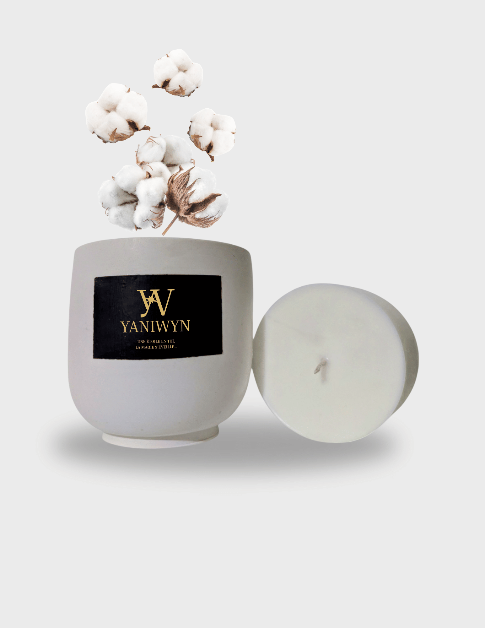 Bougie parfumée artisanale taille L en cire végétale avec pot en jesmonite réutilisable. Parfumée à la fleur de coton. Message caché révélé à la chaleur : “Une étoile en toi, la magie s'éveille...”. Fabrication artisanale.