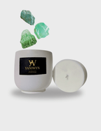 Bougie parfumée artisanale taille L en cire végétale avec pot en jesmonite réutilisable. Parfumée au rituel de jade. Message caché révélé à la chaleur : “Une étoile en toi, la magie s'éveille...”. Fabrication artisanale.