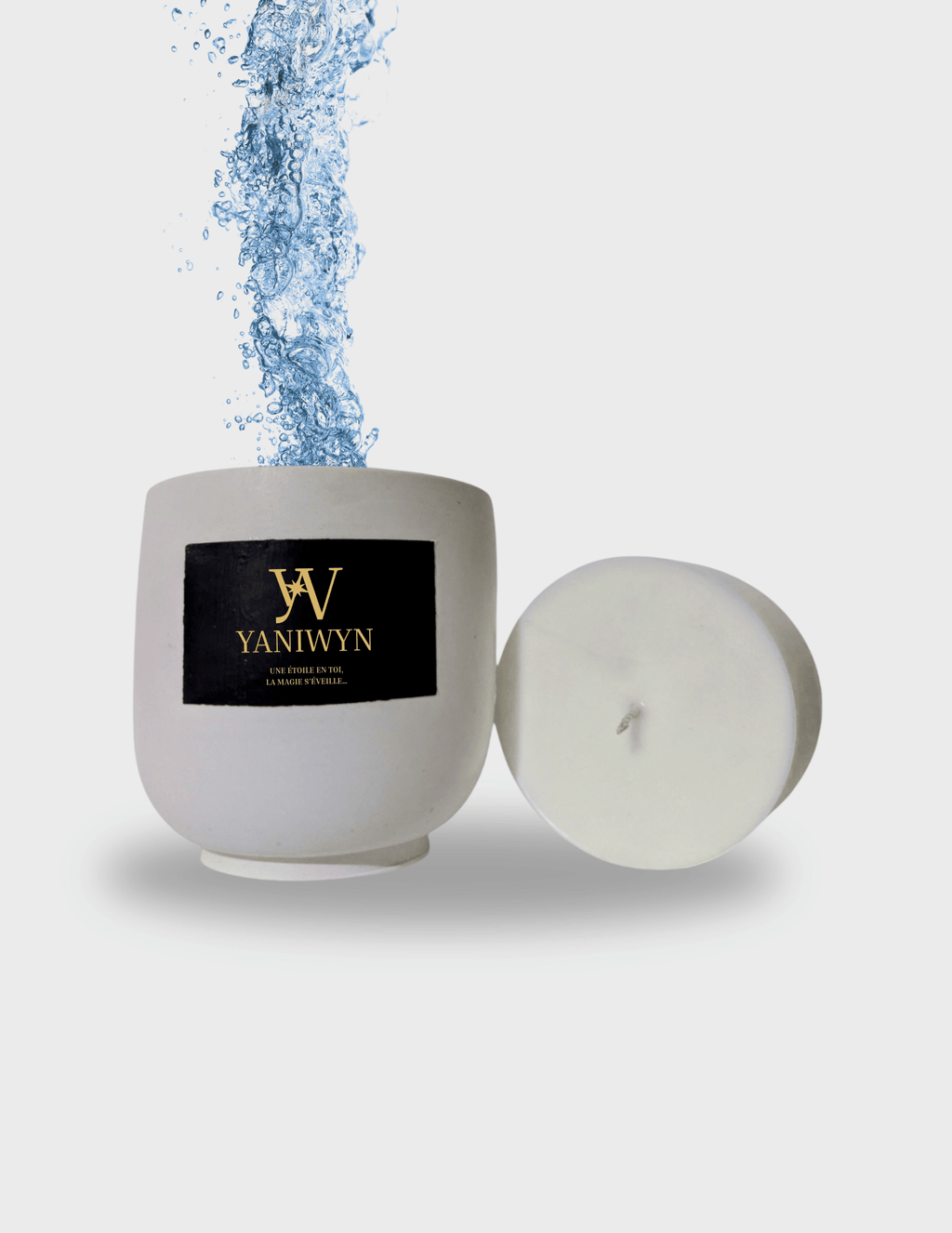 Bougie parfumée artisanale taille L en cire végétale avec pot en jesmonite réutilisable. Parfumée au rituel marin. Message caché révélé à la chaleur : “Une étoile en toi, la magie s'éveille...”. Fabrication artisanale.