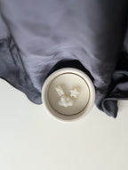 Bougie artisanale parfumée vue du dessus avec cire délicate et composition pour bébé naissance annonce grossesse d’un nuage d’un nounours et d’une étoile à côté