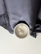 Bougie artisanale parfumée vue du dessus avec cire délicate et composition pour bébé naissance annonce grossesse d’un nuage d’un nounours et d’un cœur 