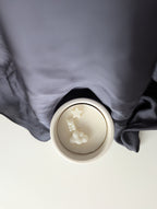 Bougie artisanale parfumée vue du dessus avec cire délicate et composition pour bébé naissance annonce grossesse d’un nuage d’un nounours et d’une étoile