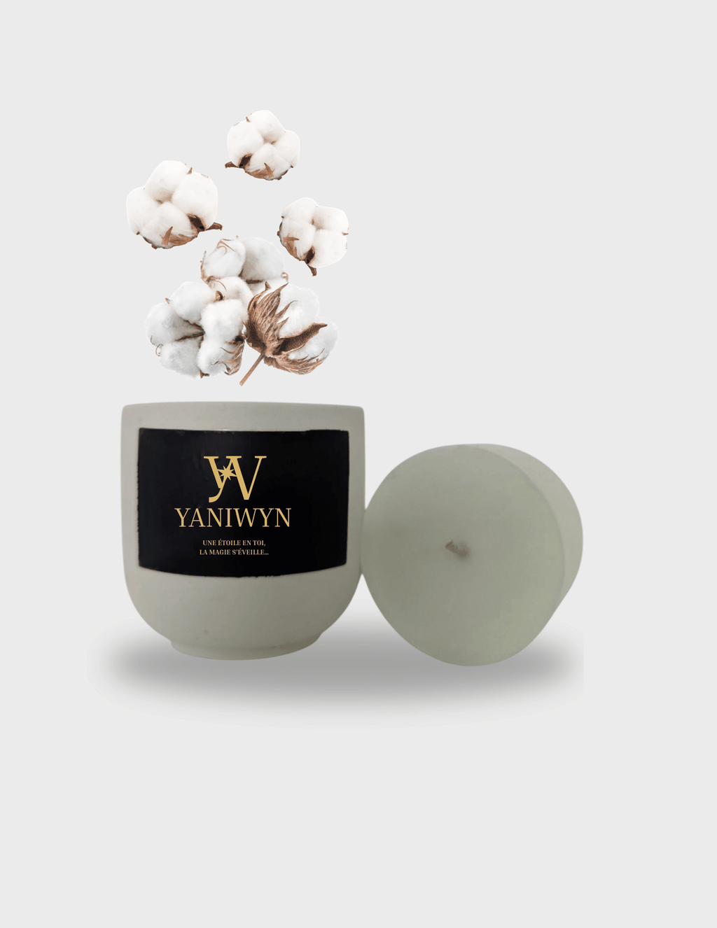 Bougie parfumée artisanale taille M en cire végétale avec pot en jesmonite réutilisable. Parfumée à la fleur de coton. Message caché révélé à la chaleur : “Une étoile en toi, la magie s'éveille...”. Fabrication artisanale.