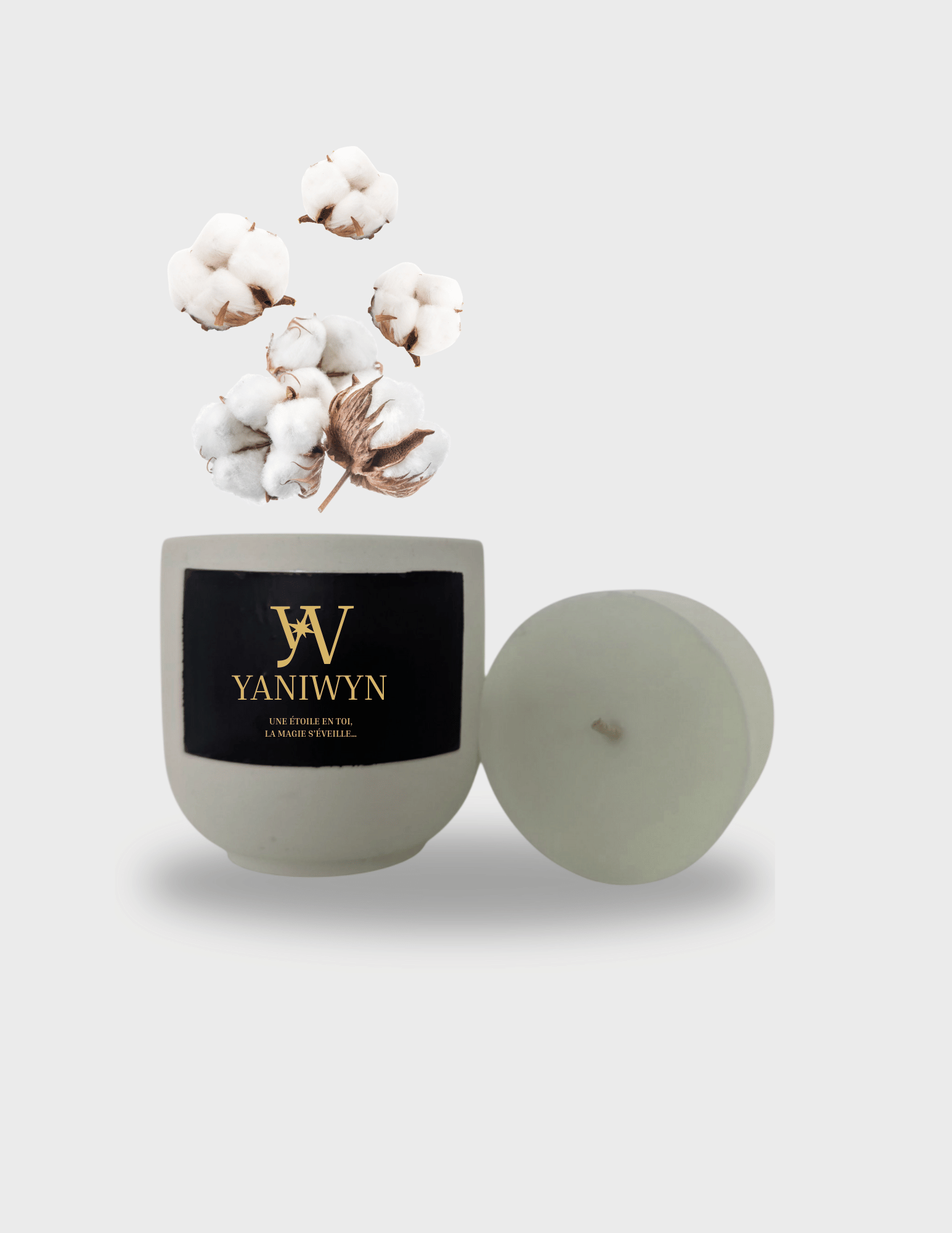 Bougie parfumée artisanale taille M en cire végétale avec pot en jesmonite réutilisable. Parfumée à la fleur de coton. Message caché révélé à la chaleur : “Une étoile en toi, la magie s'éveille...”. Fabrication artisanale.