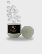 Bougie parfumée artisanale taille M en cire végétale avec pot en jesmonite réutilisable. Parfumée au musc blanc. Message caché révélé à la chaleur : “Une étoile en toi, la magie s'éveille...”. Fabrication artisanale.