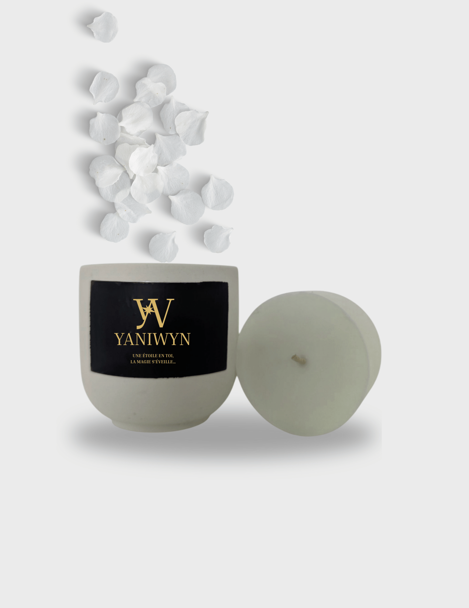 Bougie parfumée artisanale taille M en cire végétale avec pot en jesmonite réutilisable. Parfumée au musc blanc. Message caché révélé à la chaleur : “Une étoile en toi, la magie s'éveille...”. Fabrication artisanale.