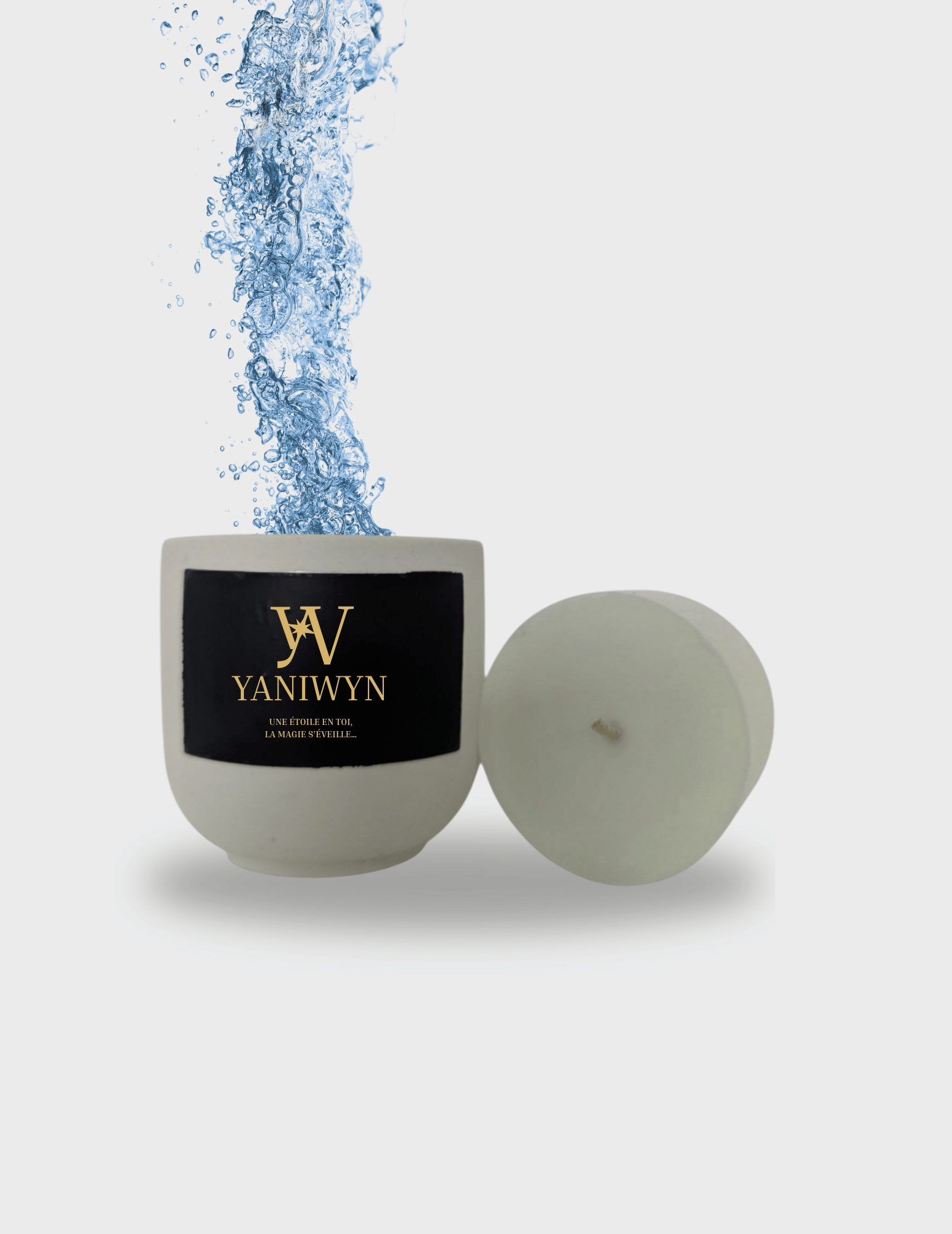 Bougie parfumée artisanale taille M en cire végétale avec pot en jesmonite réutilisable. Parfumée au rituel marin. Message caché révélé à la chaleur : “Une étoile en toi, la magie s'éveille...”. Fabrication artisanale.