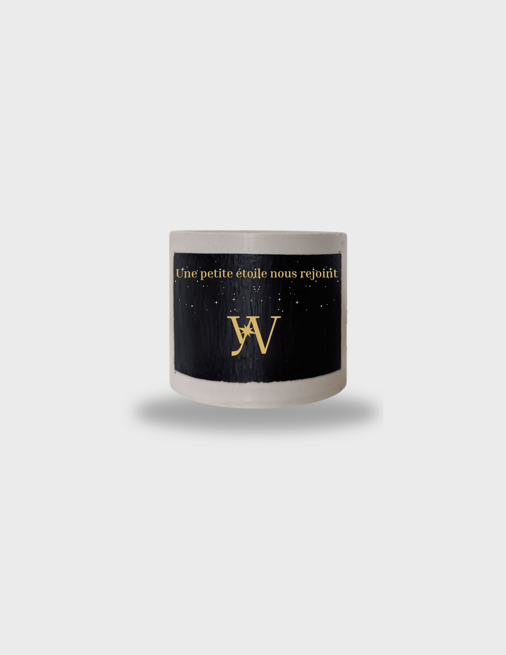 Bougie parfumée artisanale taille S en cire végétale avec pot en jesmonite réutilisable. Message caché révélé à la chaleur : “Une petite étoile nous rejoint”. Fabrication artisanale.