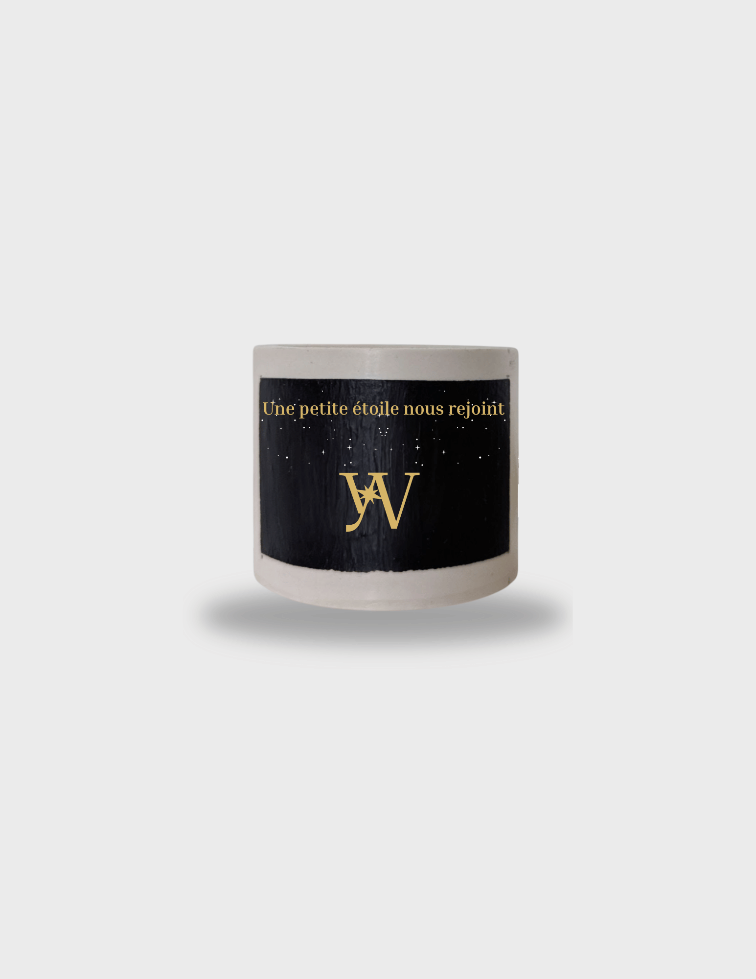 Bougie parfumée artisanale taille S en cire végétale avec pot en jesmonite réutilisable. Message caché révélé à la chaleur : “Une petite étoile nous rejoint”. Fabrication artisanale.