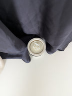 Bougie artisanale parfumée vue du dessus avec cire délicate et composition élégante d’une fleur