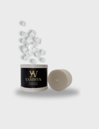 Bougie parfumée artisanale taille S en cire végétale avec pot en jesmonite réutilisable. Message caché révélé à la chaleur : “Une étoile en toi, la magie s'éveille...”. Fabrication artisanale.