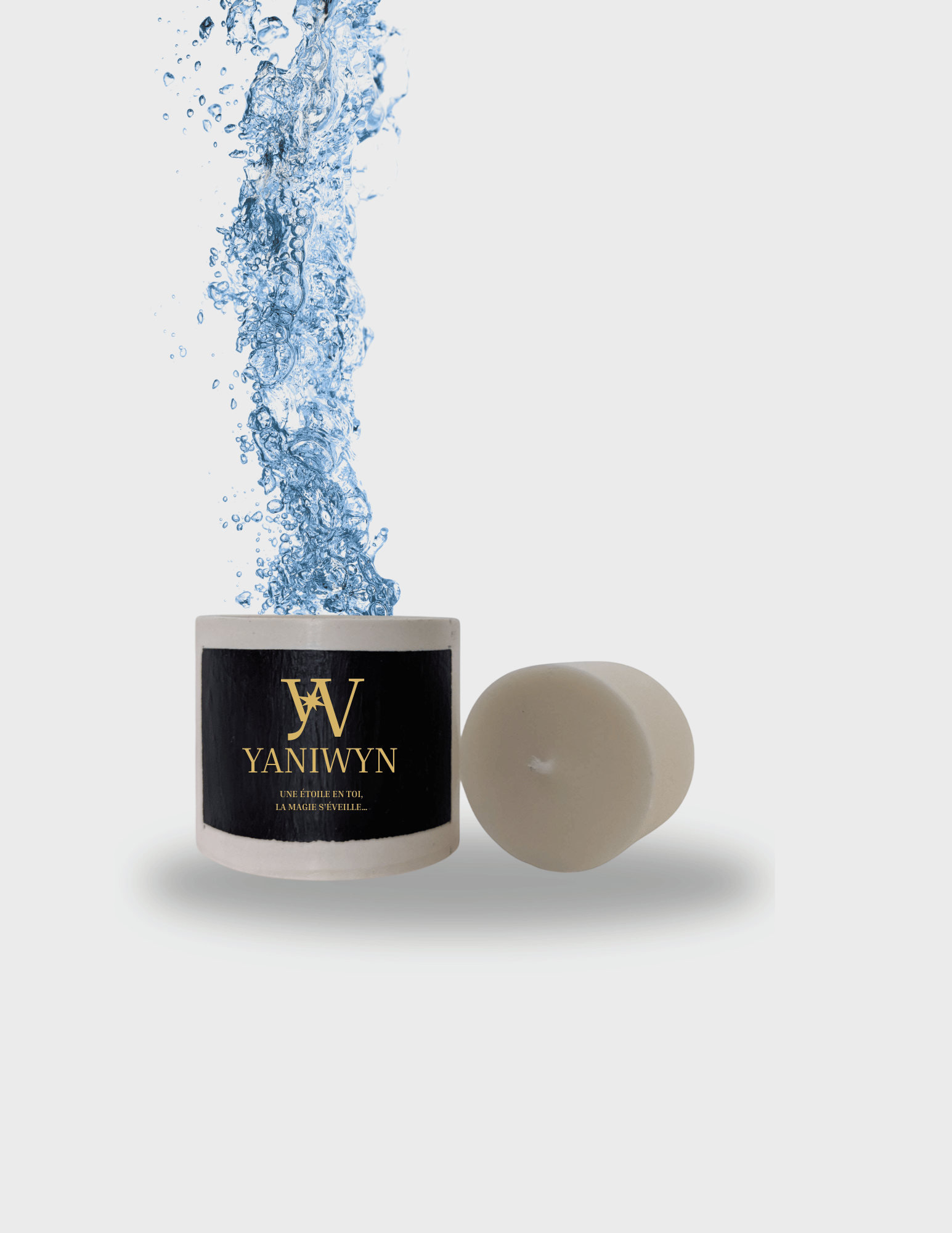 Bougie parfumée artisanale taille S en cire végétale avec pot en jesmonite réutilisable. Parfumée au rituel marin. Message caché révélé à la chaleur : “Une étoile en toi, la magie s'éveille...”. Fabrication artisanale.