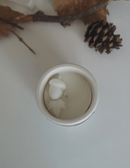 bougie parfumée d'automne avec message caché décoration gland de noisette et feuille.