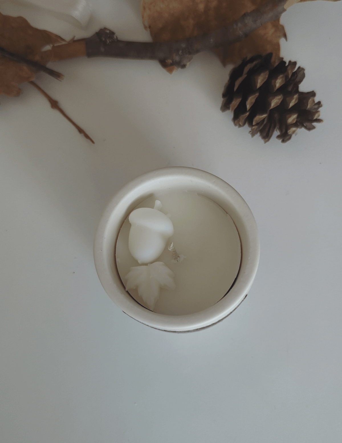 bougie parfumée d'automne avec message caché décoration gland de noisette et feuille.